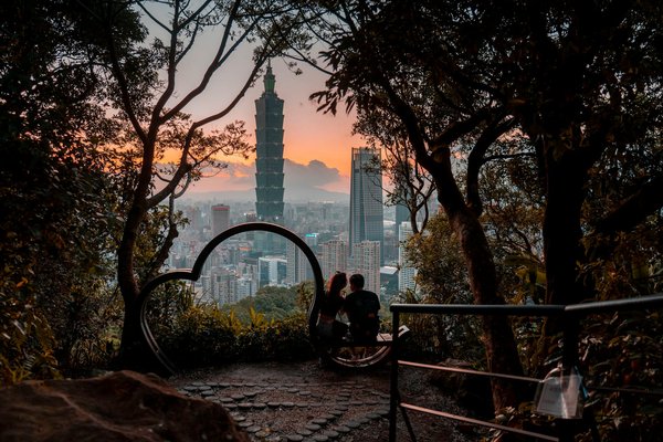 Comment organiser des vacances en Laponie avec des excursions en motoneige et des ateliers de sculpture sur glace?