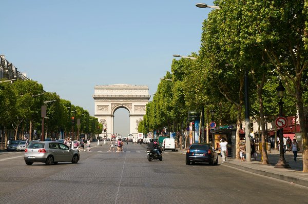 Quels conseils pour louer un chalet en Suisse avec des ateliers de fabrication de chocolat et des randonnées alpines?
